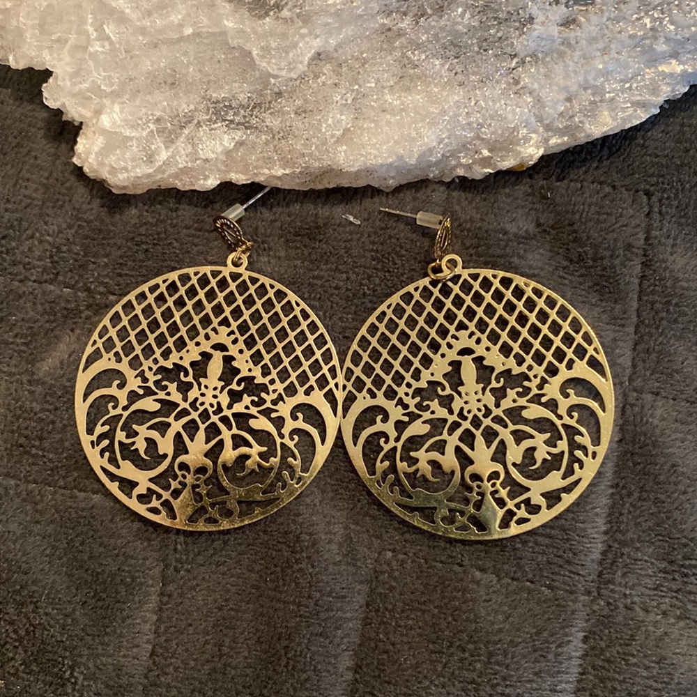 NWOT Lovely Goldtone Filigree Disk Earrings 💫✨